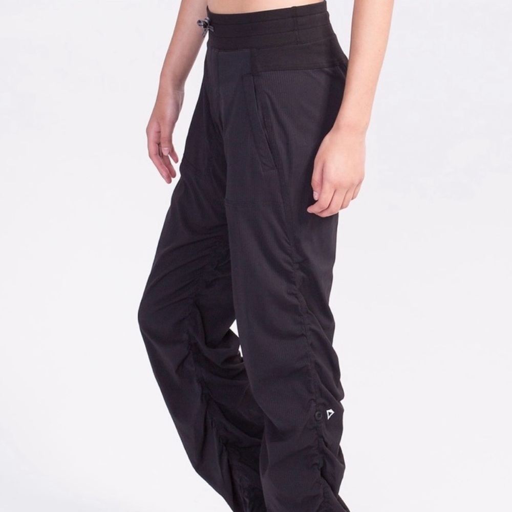 SOLD- ivivva by lululemon Live to Move Dance Studio Pants in black - Girls 12